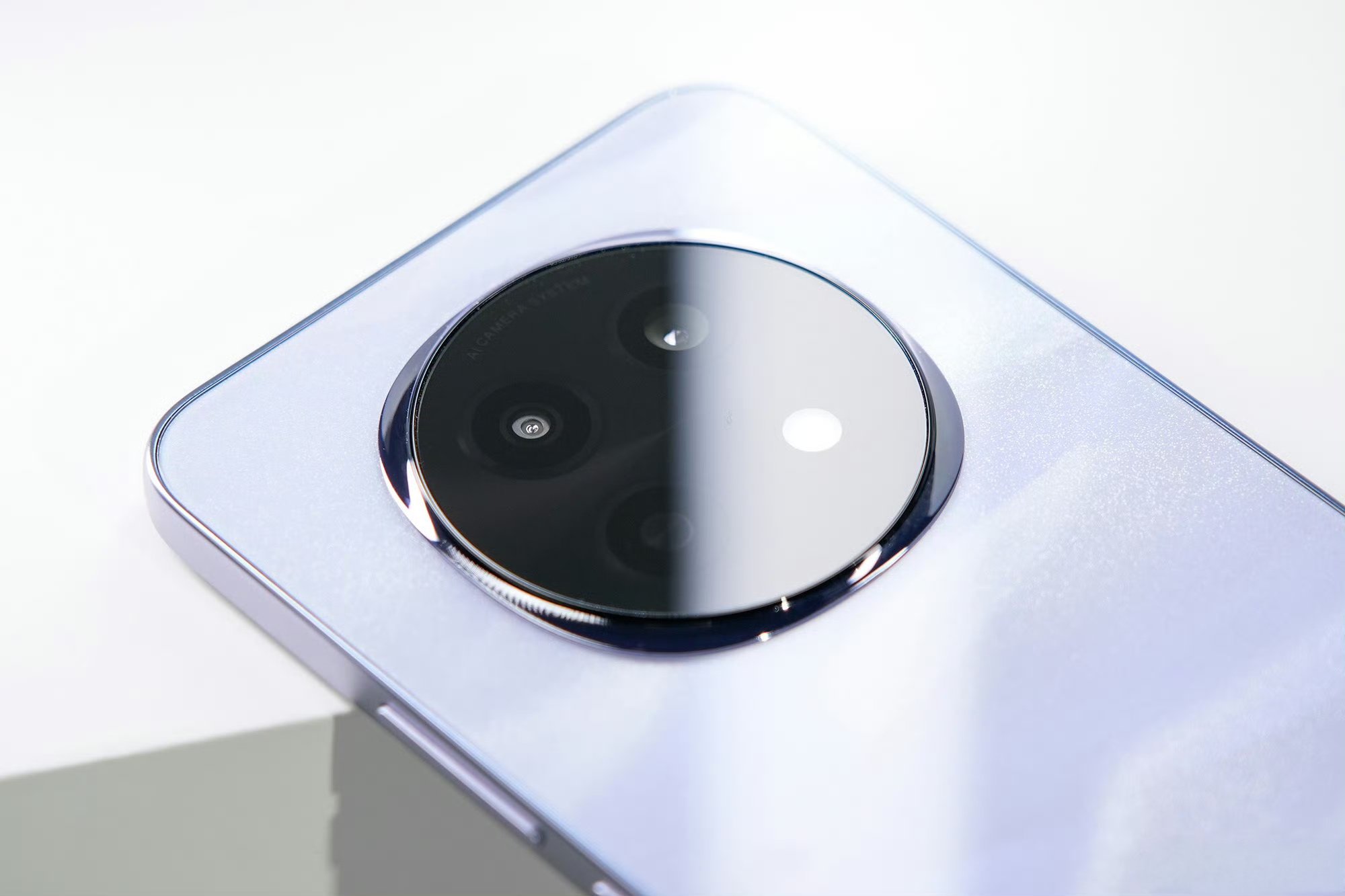 Oppo A5 Pro jest mocny jak pancerniak, a przy tym lekki i płaski