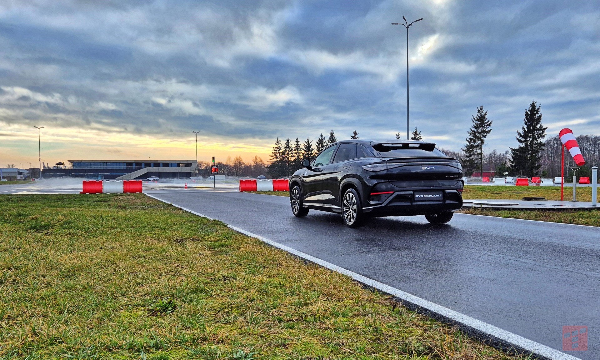 BYD znów kusi Polaków. Tym razem rodzinny elektryk z pazurem