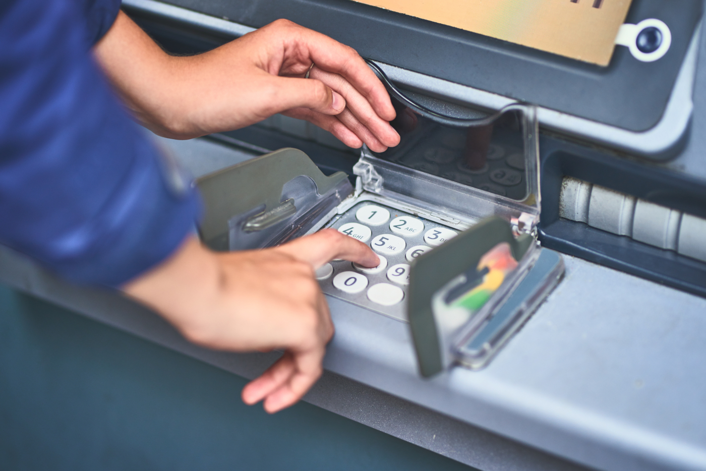 Polacy przy bankomacie nagminnie o tym zapominają. Igrają z losem