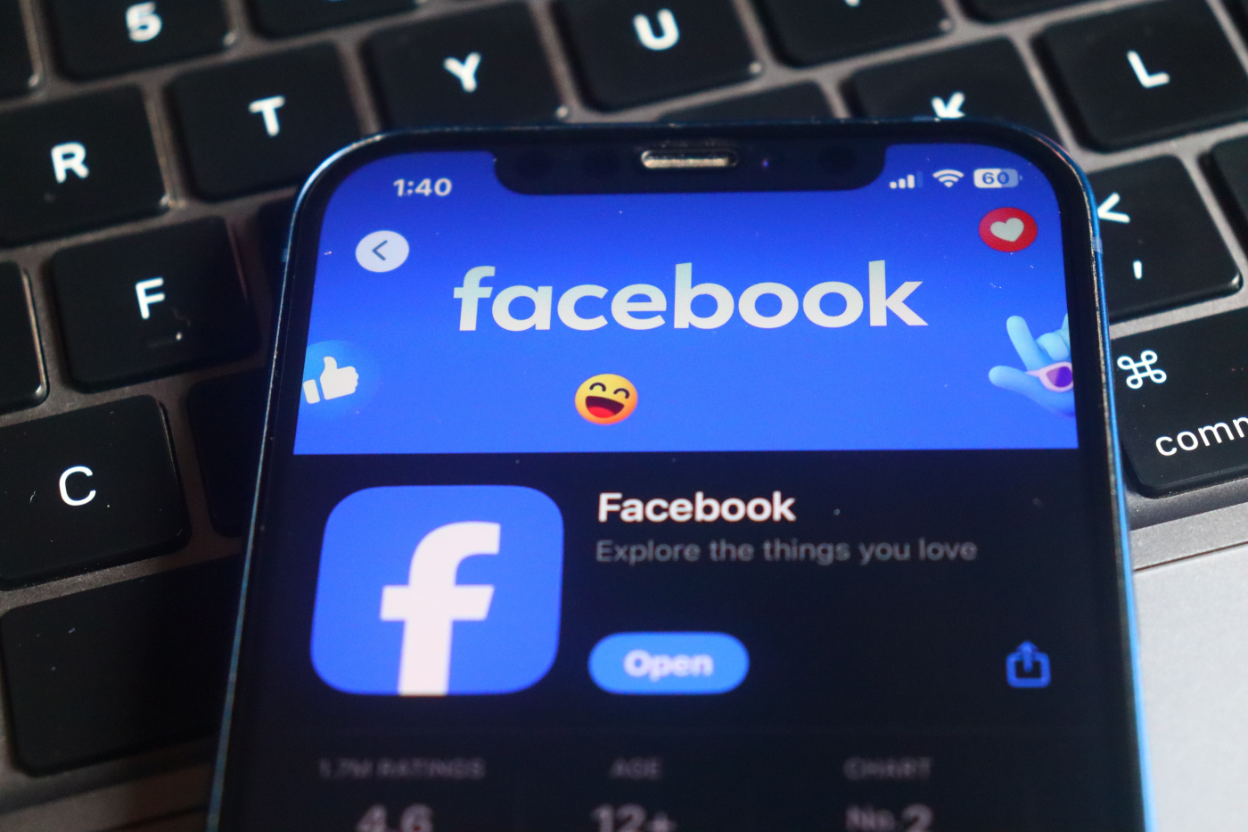 Facebook i Instagram majstrują przy kontach. Internauci oburzeni