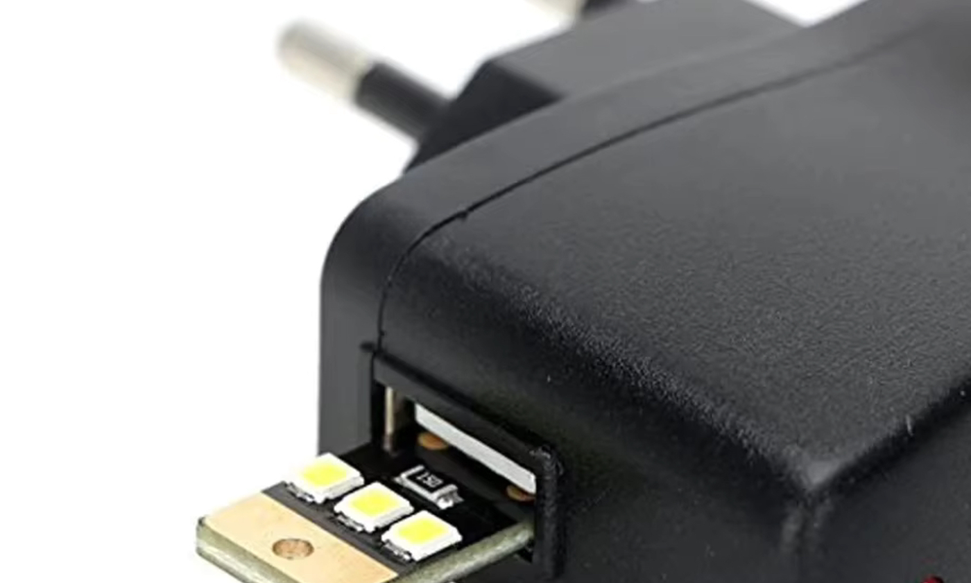 Ten gadżet kosztuje kilka groszy, a zamieni powerbank w latarkę