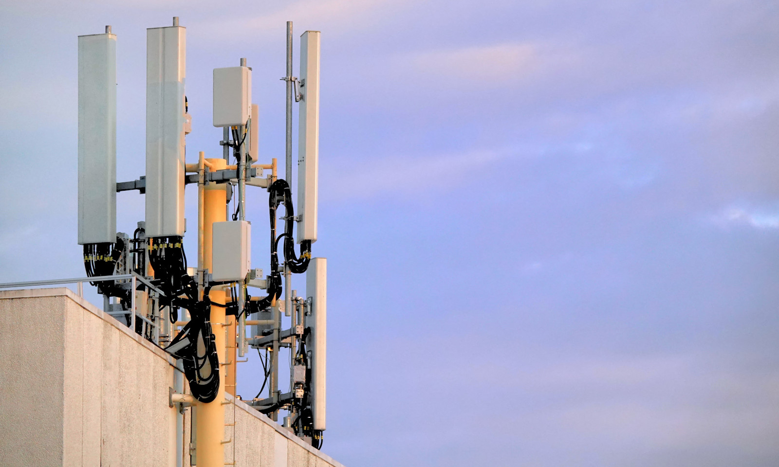 Internet mobilny w Polsce przyspieszył. W ciągu roku prawie dwa razy
