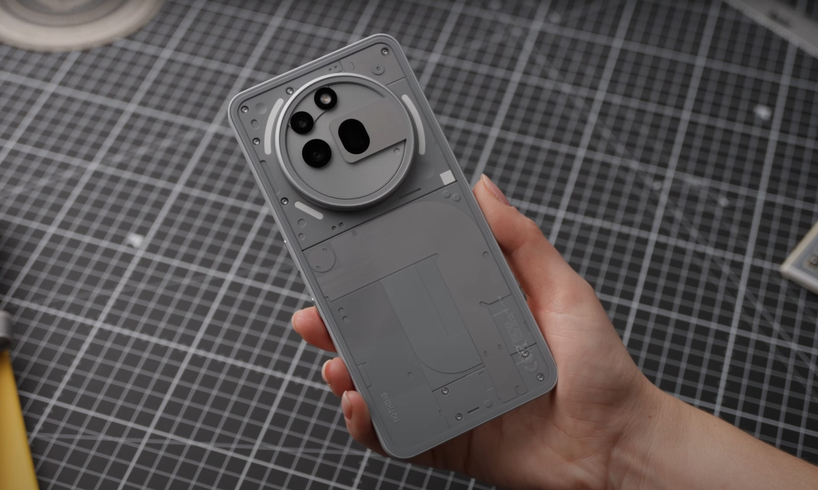 Nothing Phone (3a) Pro: pierwszy unboxing. Przeprowadził go humanoidalny robot