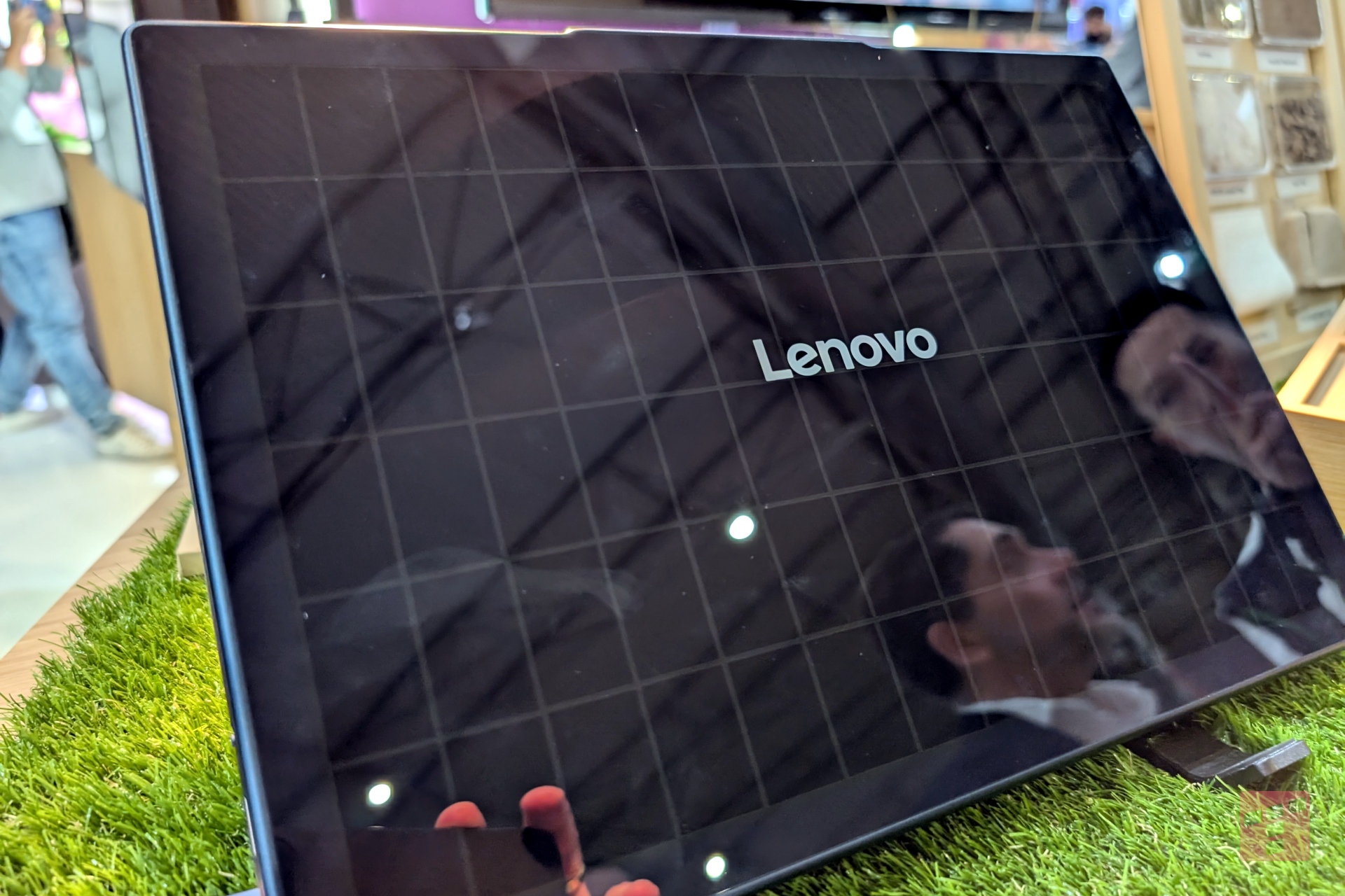 Zapomnij o ładowarce. Z Lenovo zasilisz laptopa słońcem