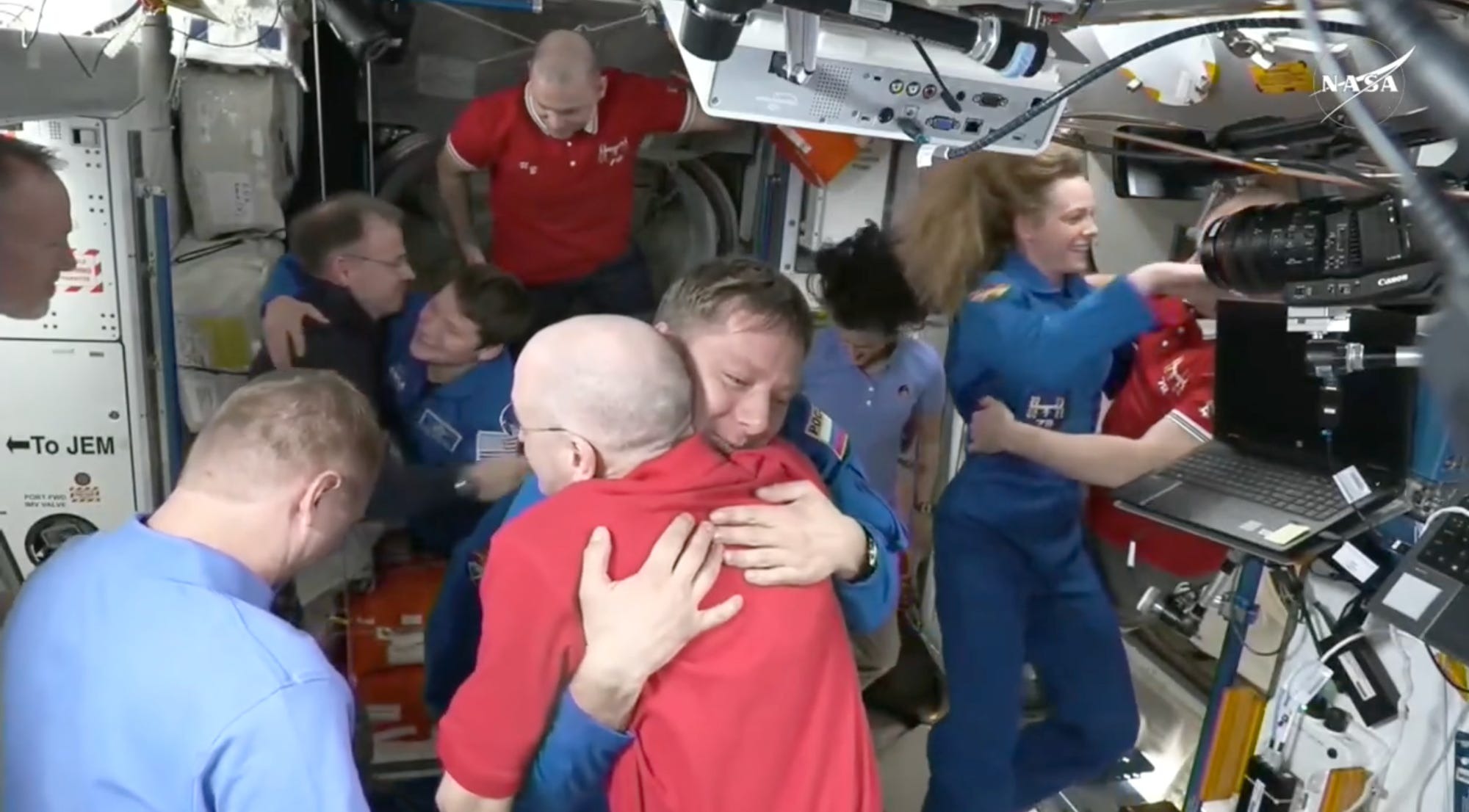 Uwięzieni astronauci wracają na Ziemię. Wzruszające sceny na ISS