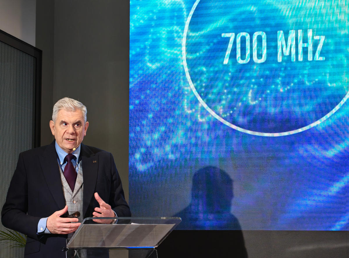 Operatorzy walczą o 700 i 800 MHz. Padły pierwsze kwoty