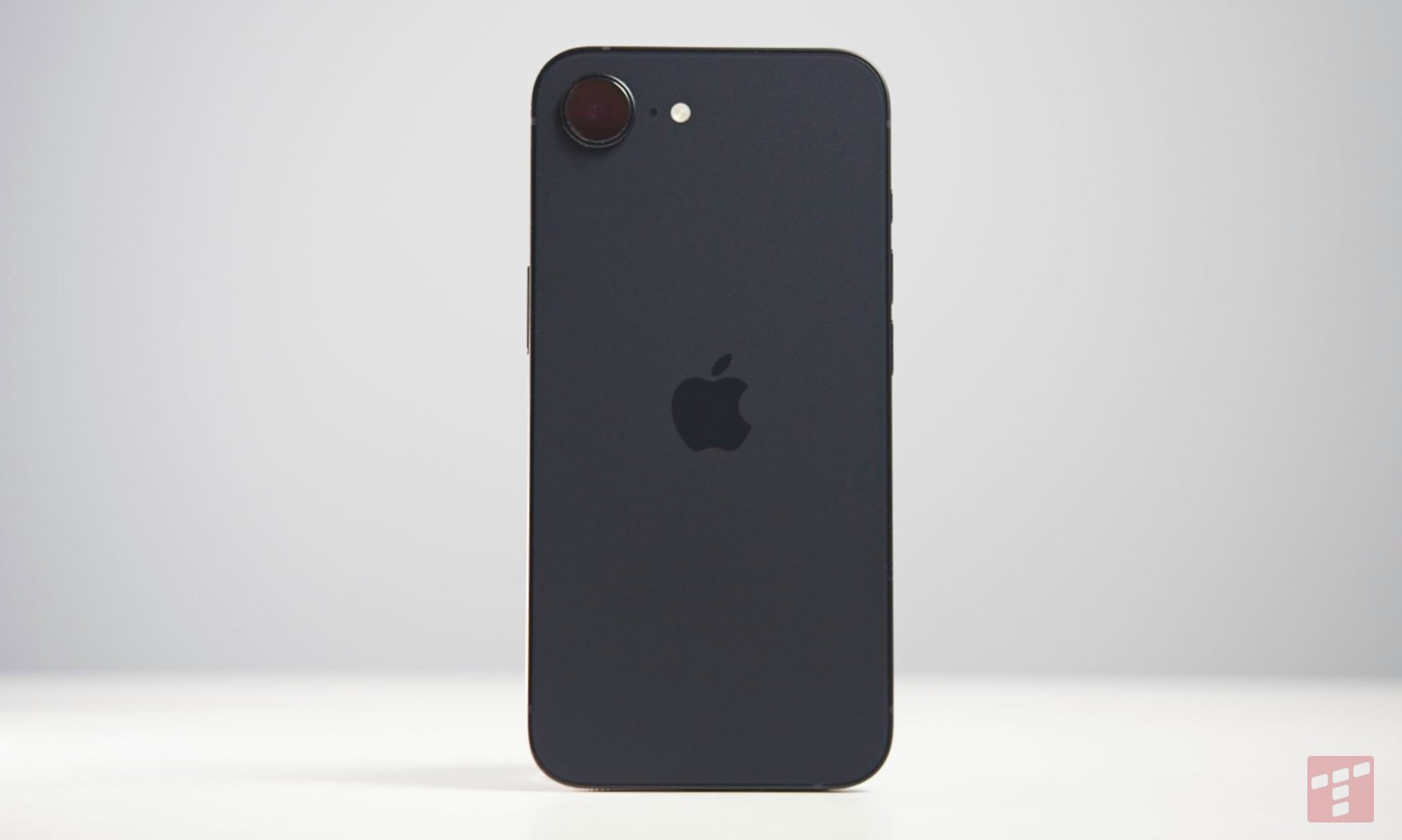 Niech bieda hejtuje – ja go uwielbiam. Test iPhone 16e
