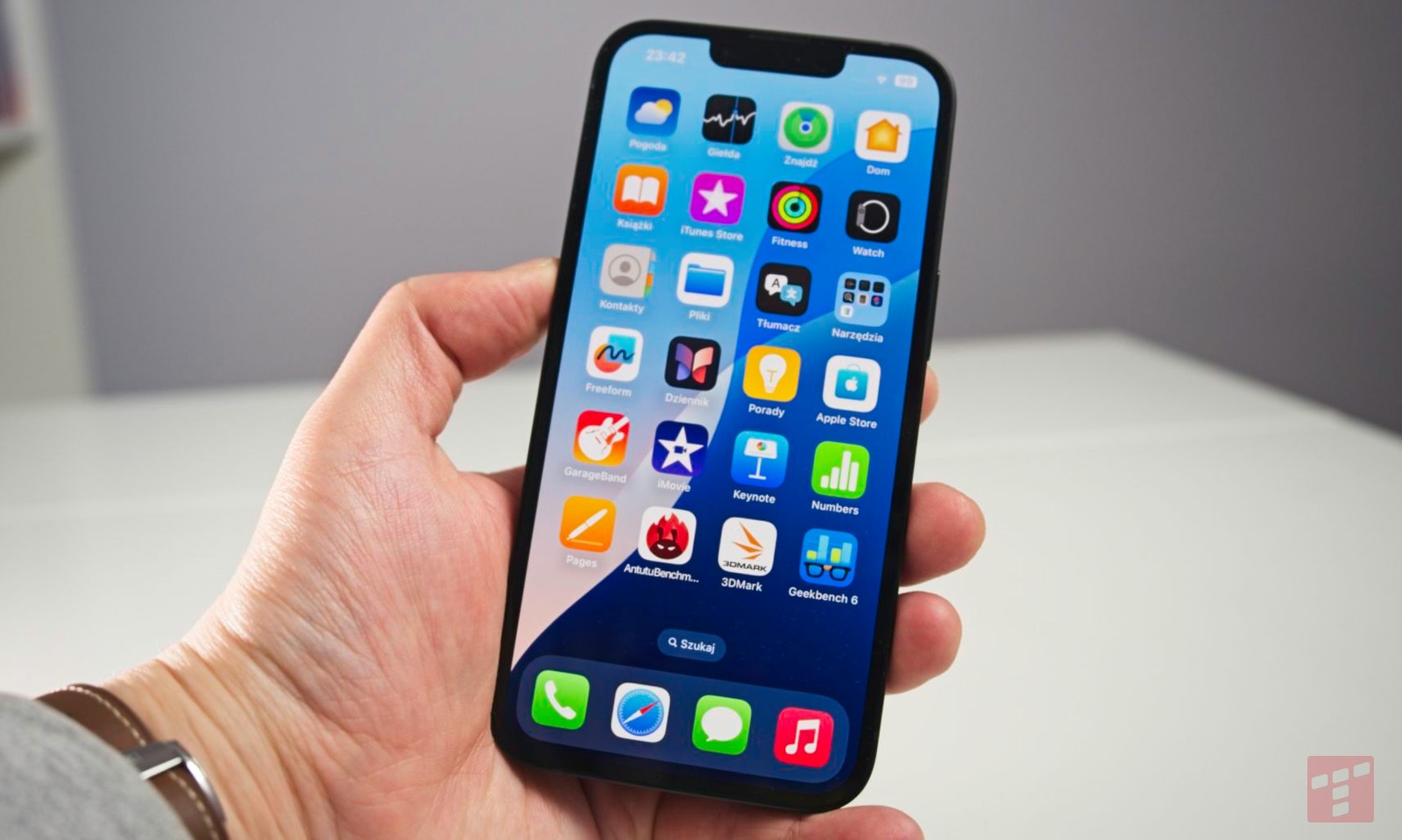 Niech bieda hejtuje – ja go uwielbiam. Test iPhone 16e