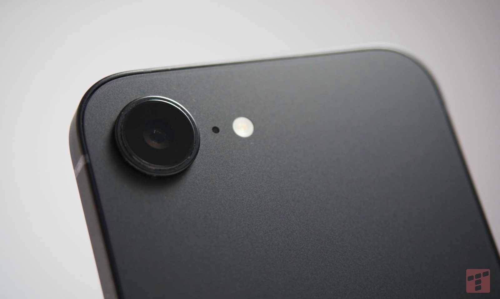 Niech bieda hejtuje – ja go uwielbiam. Test iPhone 16e