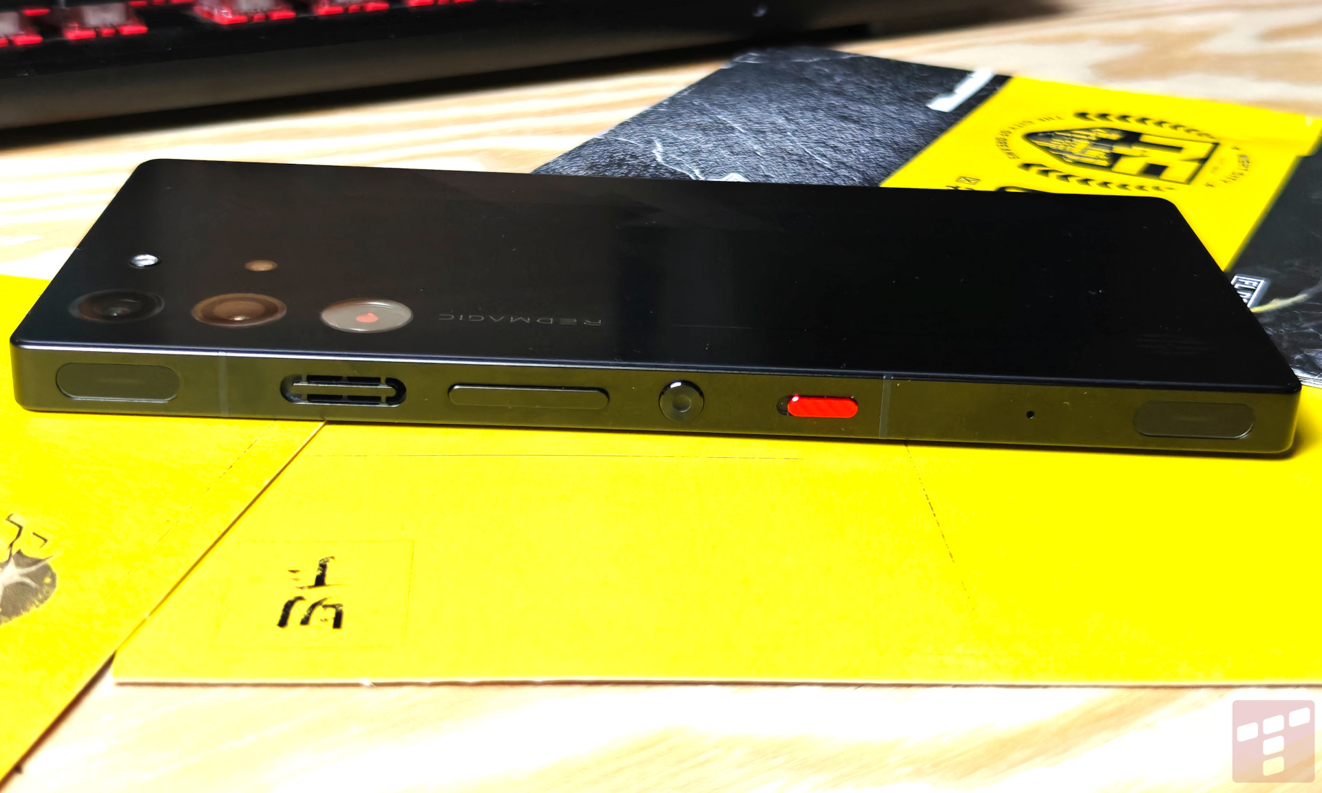 Redmagic 10 Pro: Ekran bez wycięcia i bateria 7050 mAh (test)