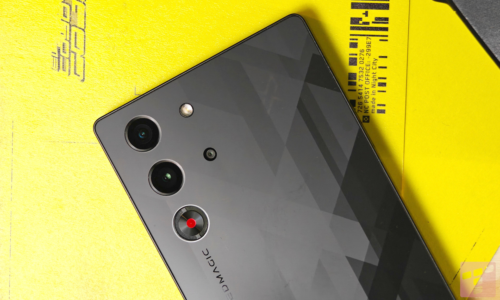 Redmagic 10 Pro: Ekran bez wycięcia i bateria 7050 mAh (test)