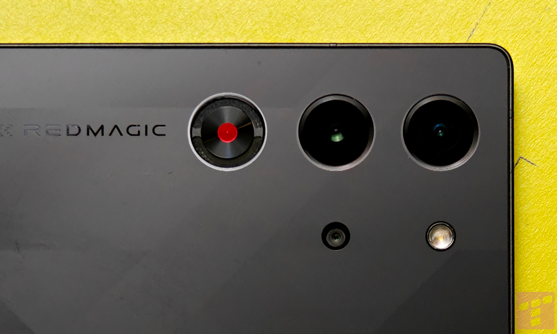 Redmagic 10 Pro: Ekran bez wycięcia i bateria 7050 mAh (test)