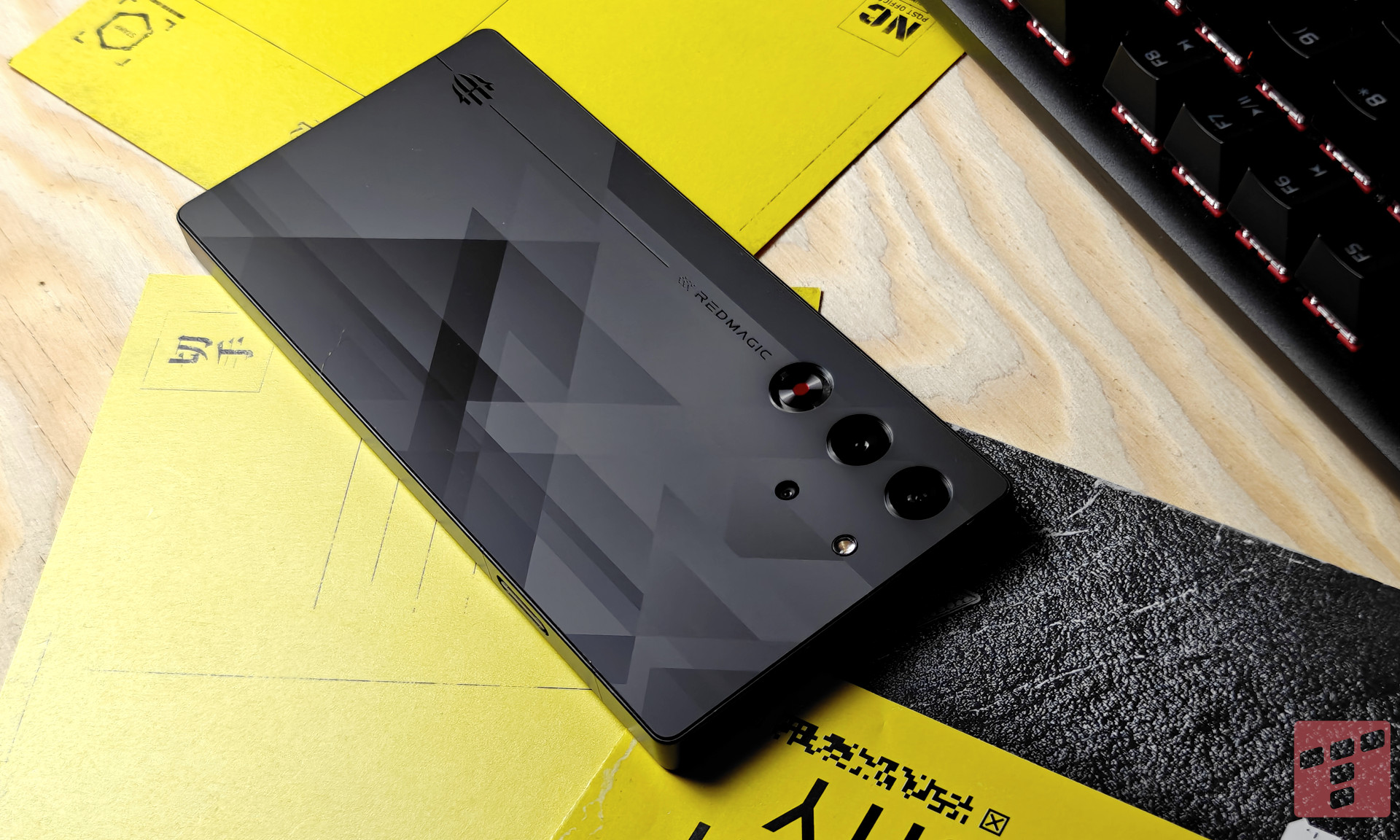 Redmagic 10 Pro: Ekran bez wycięcia i bateria 7050 mAh (test)