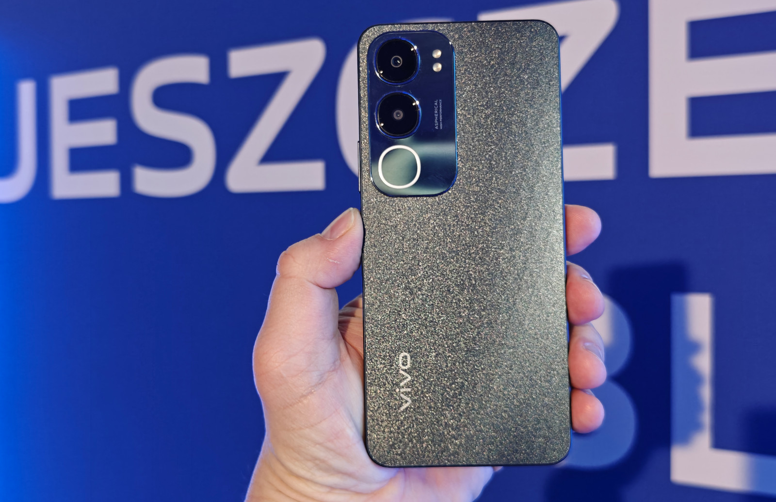 vivo pokazało trzy wyjątkowe smartfony, z których każdy jest inny i każdy wybitny, a wkrótce trafią do sklepów