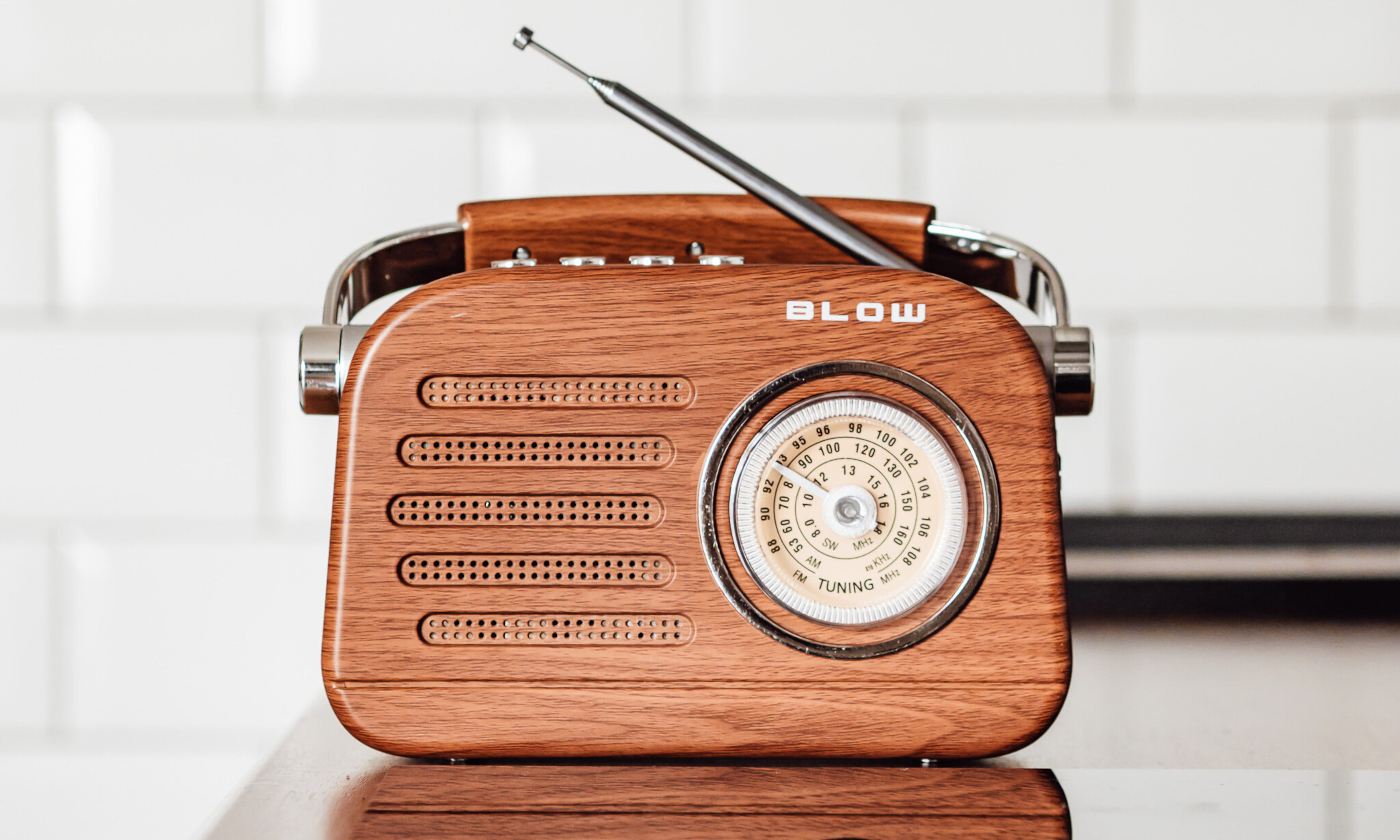 To eleganckie, analogowe radio skrywa wiele nowoczesnych funkcji, a może być Twoje za 69 zł