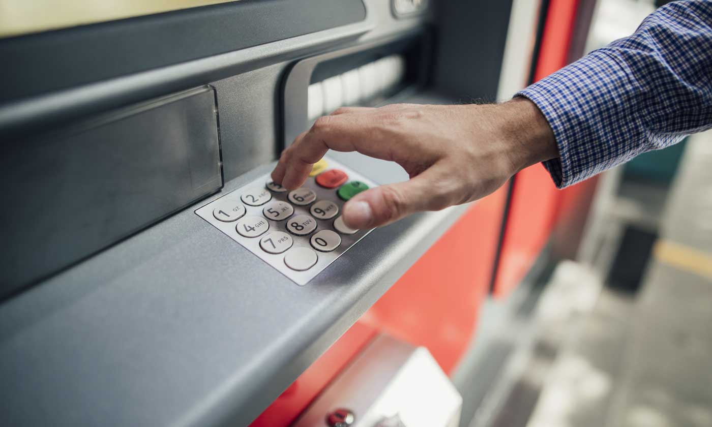 Jeździł po Polsce i wyłudzał pieniądze. Wpadł w centrum handlowym