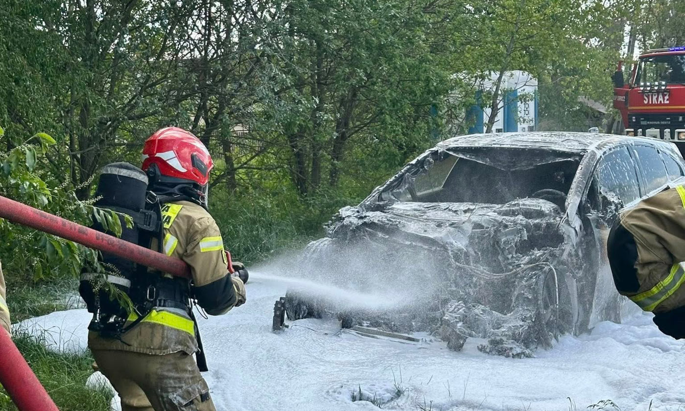 Ostra walka strażaków z TOI TOI-em w tle. Elektryczny Jaguar spłonął nad zalewem