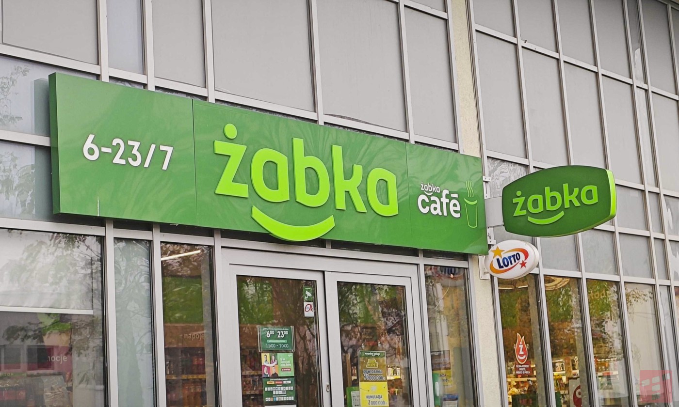 Polacy znów nabijani w butelkę, chodzi o klientów Żabki