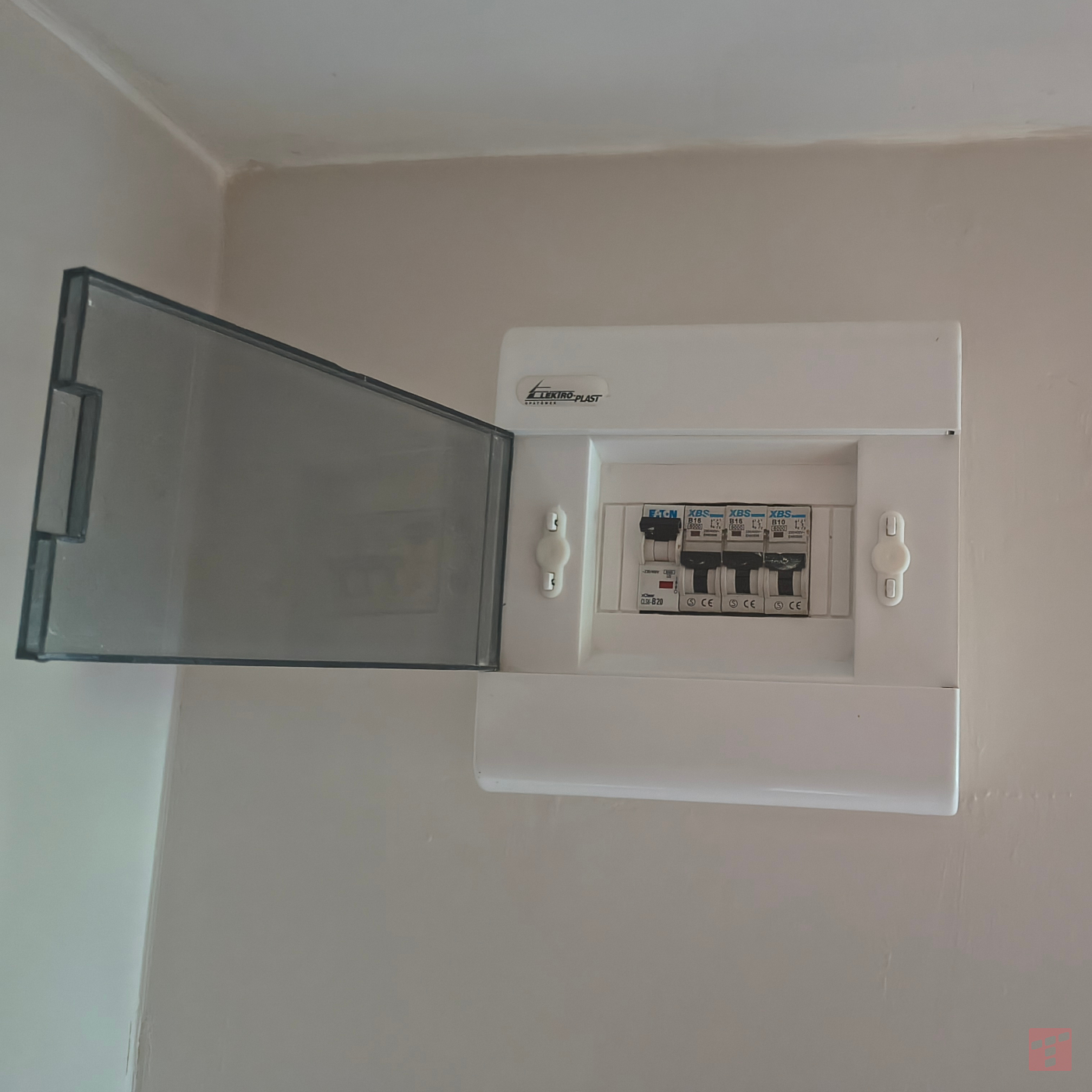 Nie potrzebujesz elektryka. Oto jak wymienić gniazdko w bezpieczny sposób