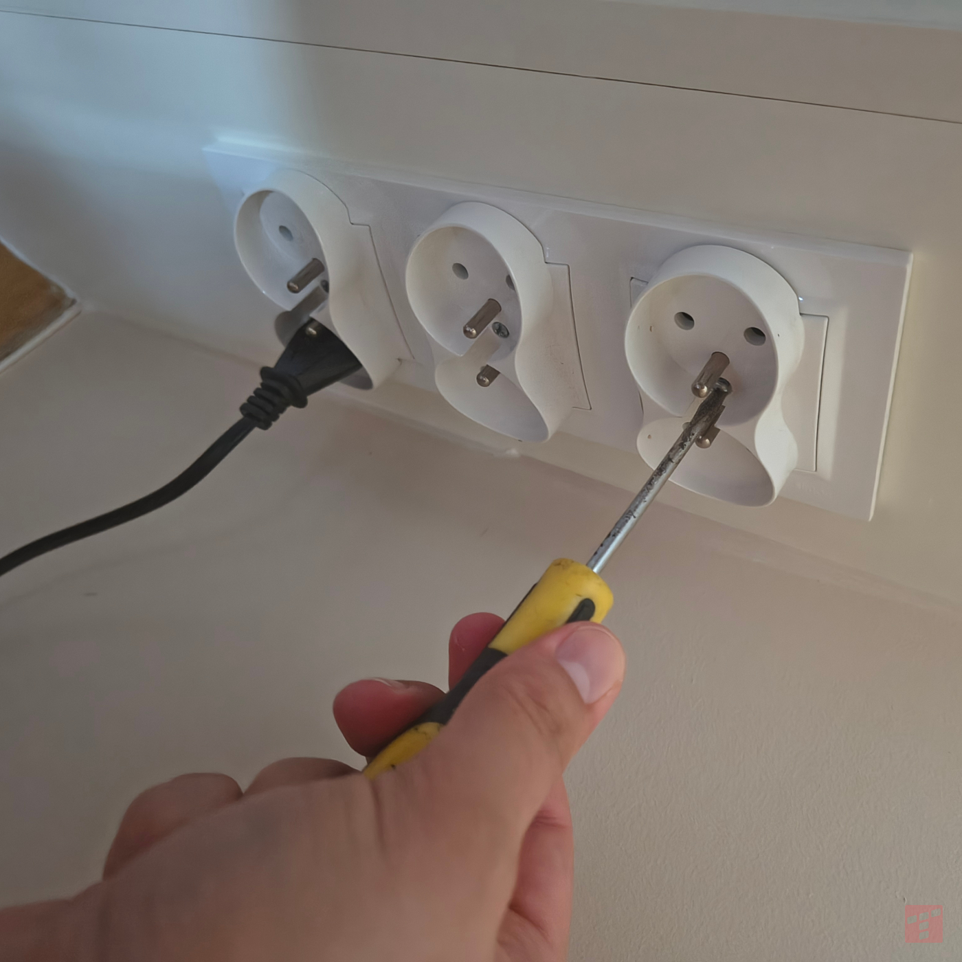 Nie potrzebujesz elektryka. Oto jak wymienić gniazdko w bezpieczny sposób