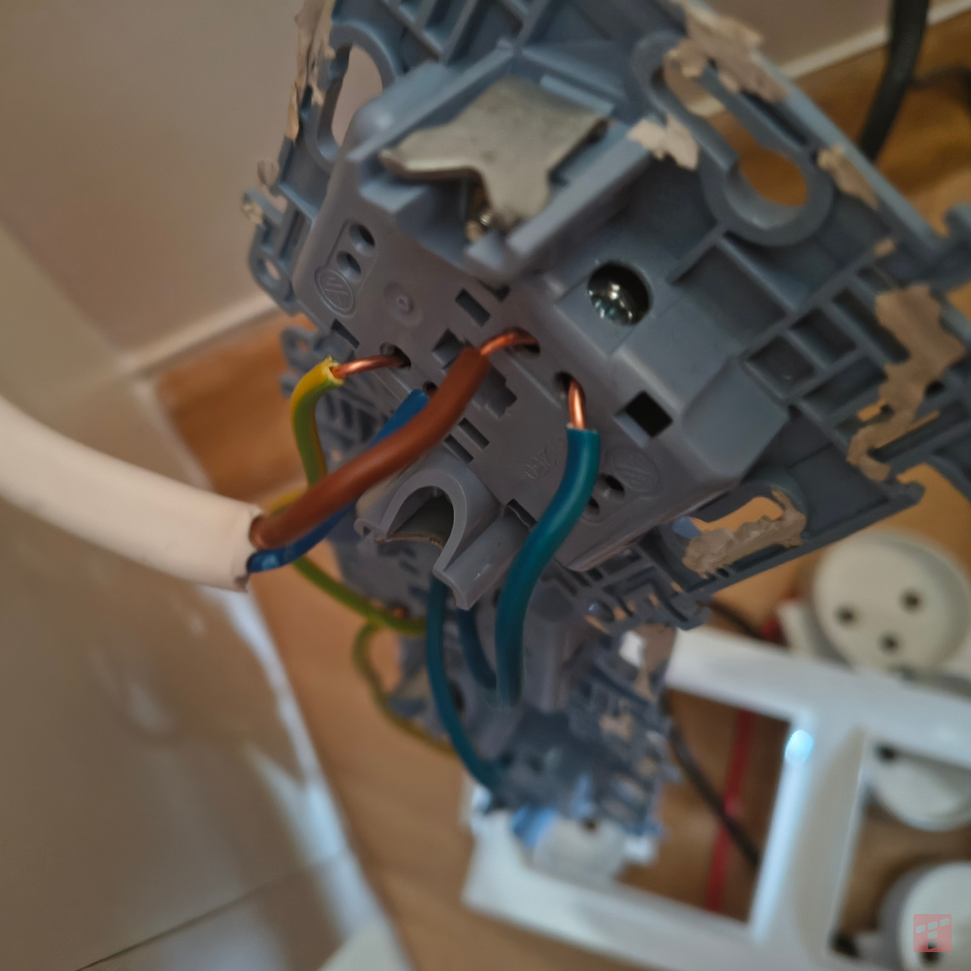 Nie potrzebujesz elektryka. Oto jak wymienić gniazdko w bezpieczny sposób