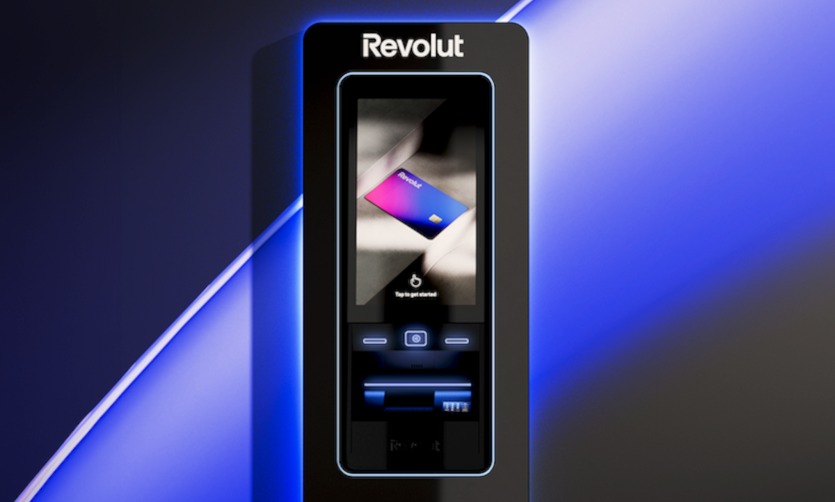 Revolut robi zwrot w stronę gotówki i rozstawia 32-calowe smartfony