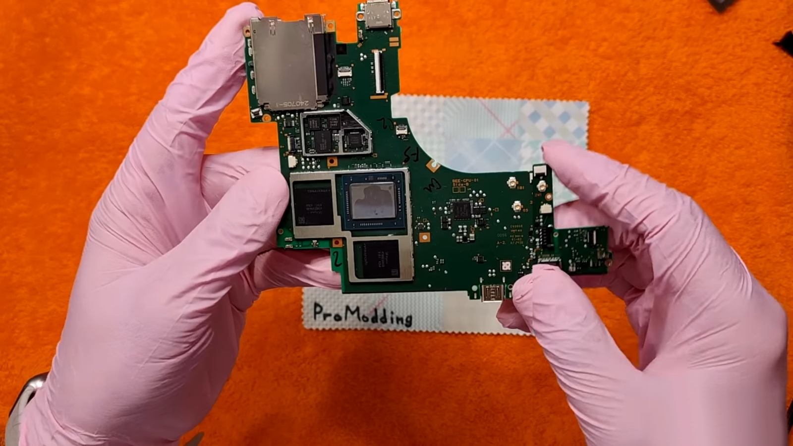 Switch 2 obnażony. Rozebrał go na części i... nie znalazł nic nowego