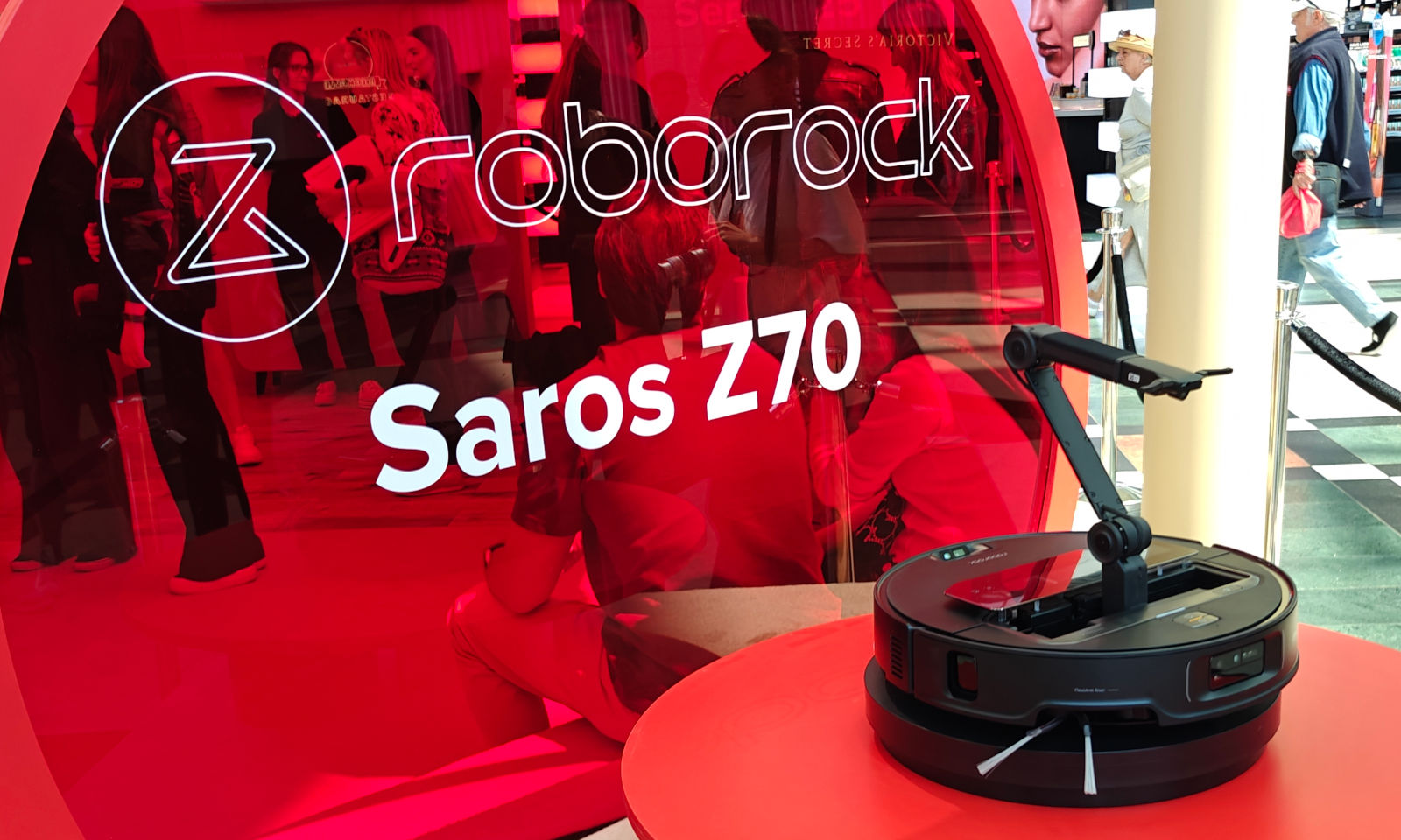 Roborock Saros Z70 pozbiera zabawki i skarpetki. Zobacz go w akcji