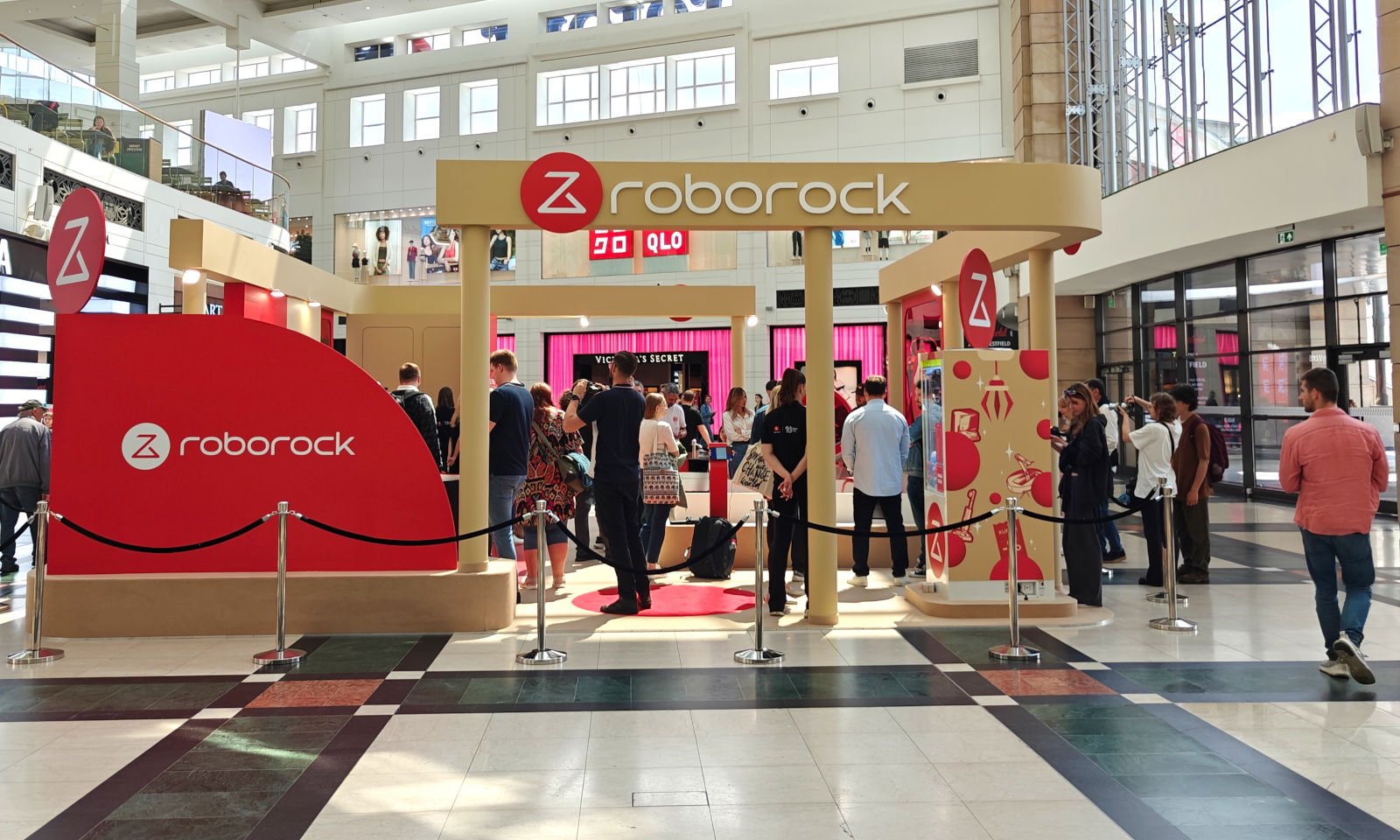 Roborock Saros Z70 pozbiera zabawki i skarpetki. Zobacz go w akcji