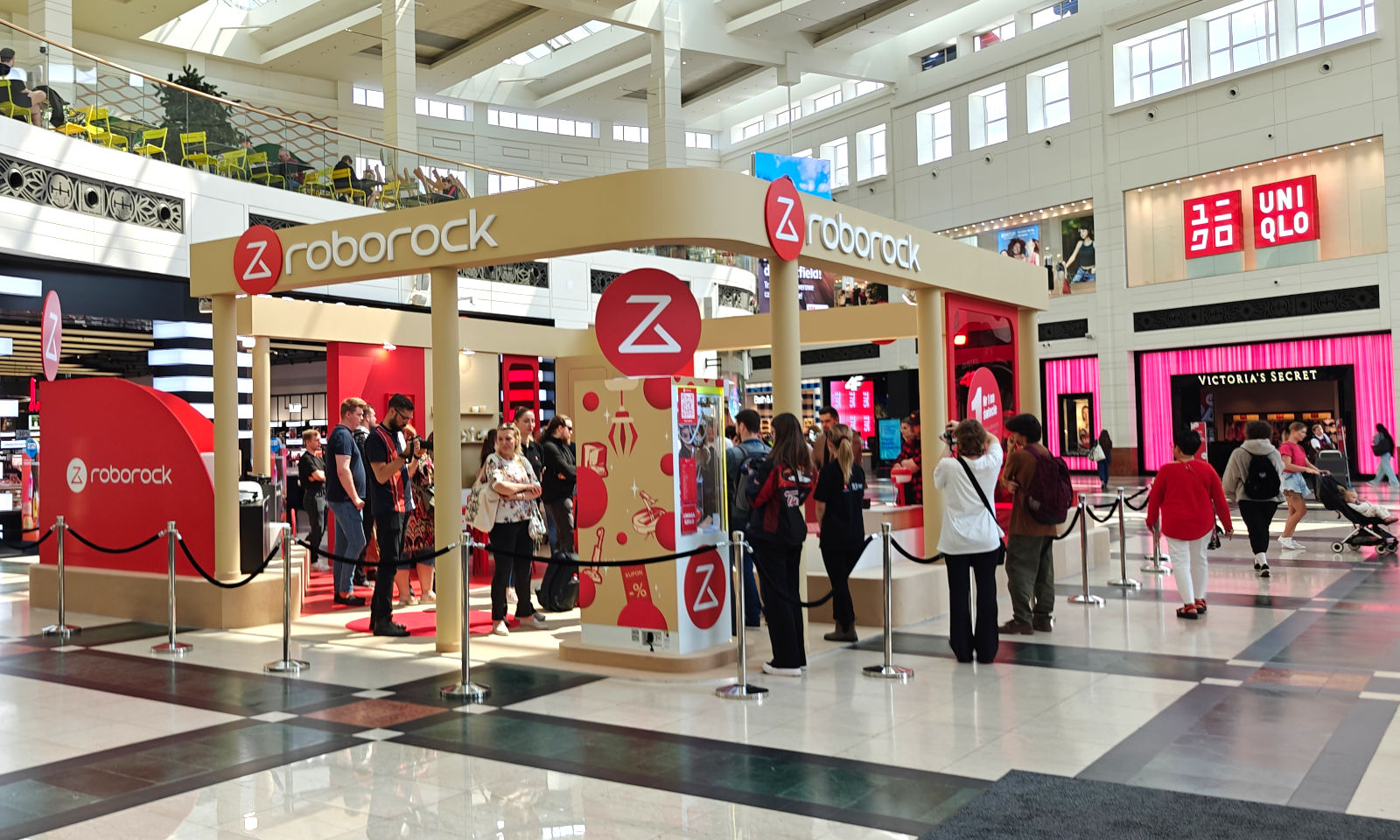 Roborock Saros Z70 pozbiera zabawki i skarpetki. Zobacz go w akcji