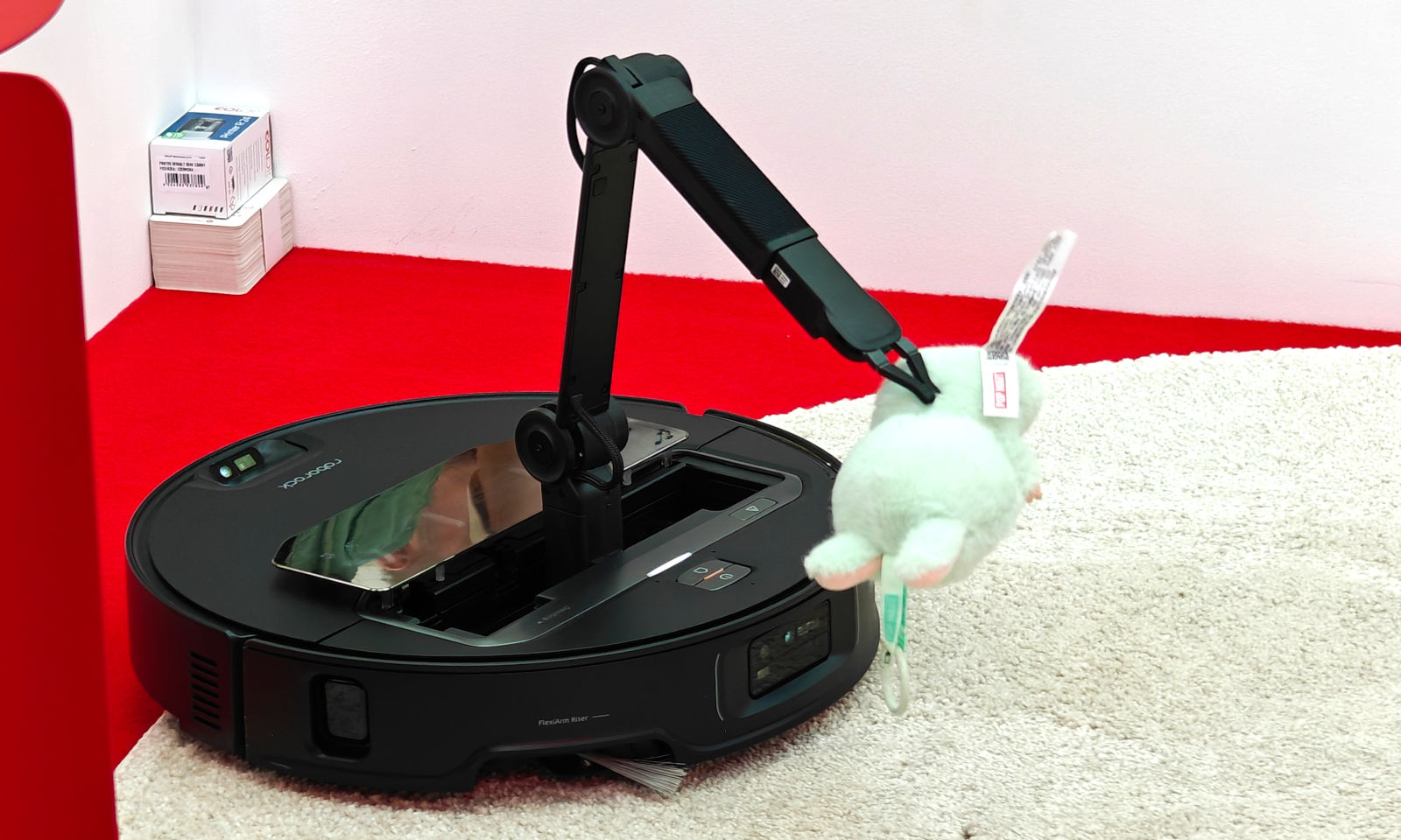 Roborock Saros Z70 pozbiera zabawki i skarpetki. Zobacz go w akcji