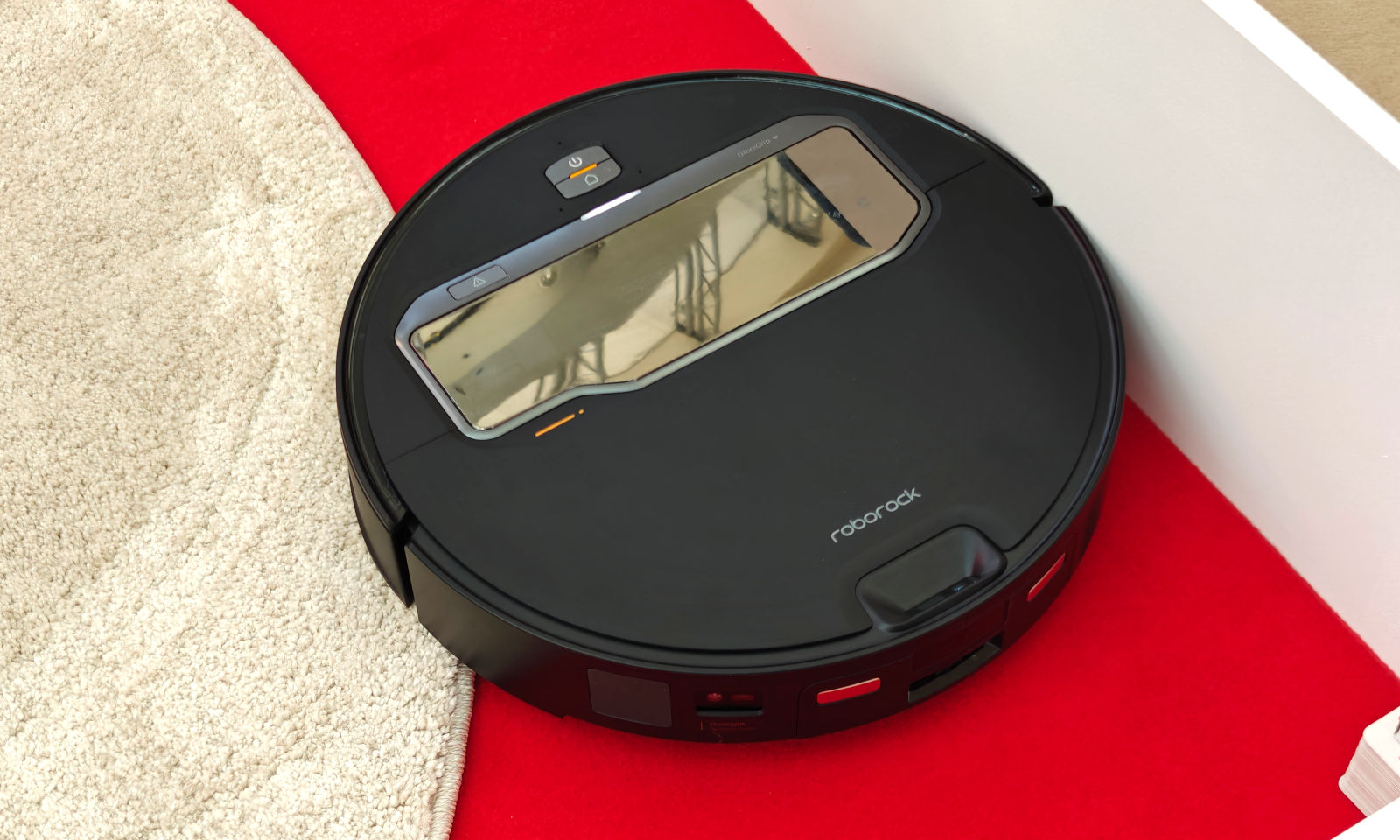 Roborock Saros Z70 pozbiera zabawki i skarpetki. Zobacz go w akcji