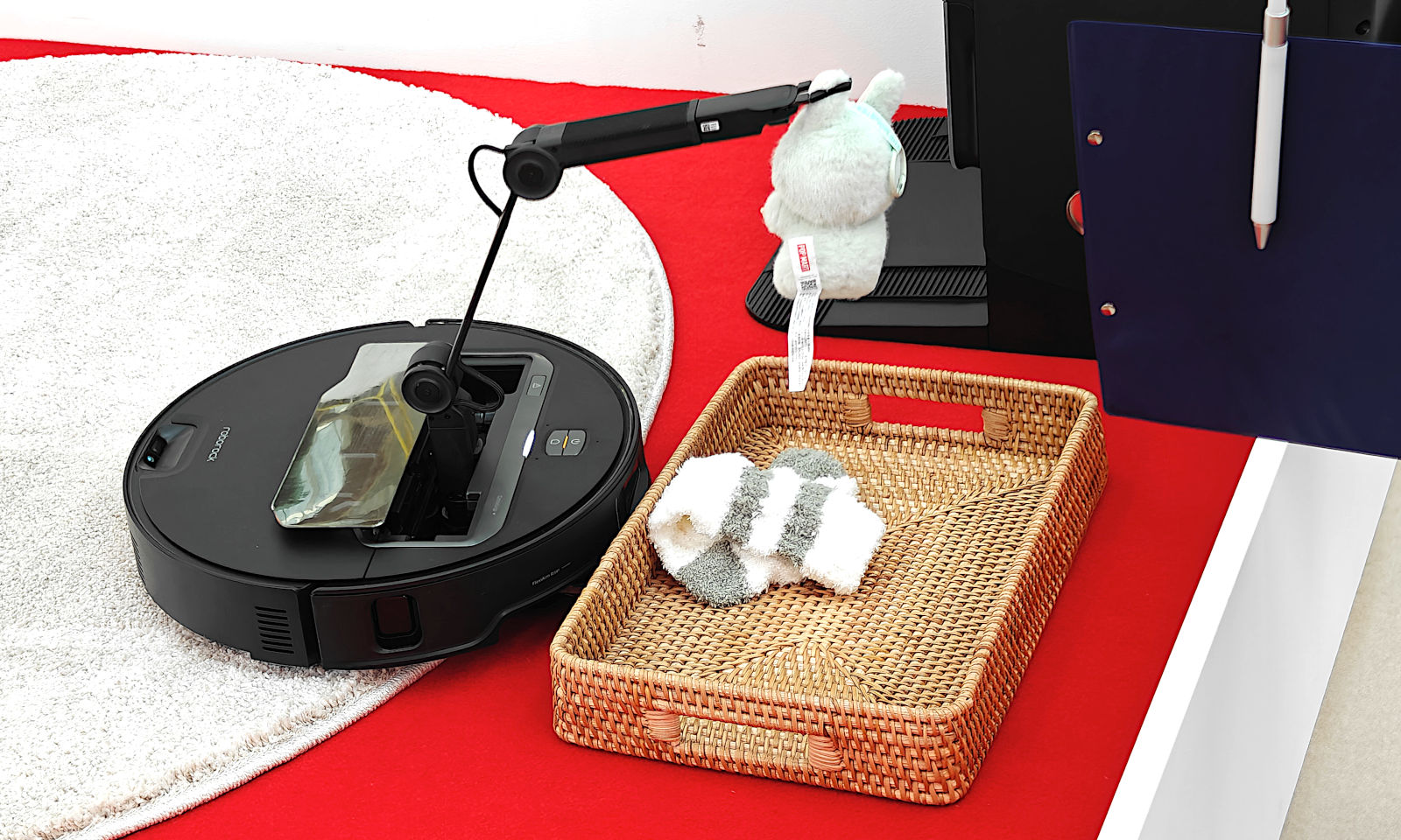 Roborock Saros Z70 pozbiera zabawki i skarpetki. Zobacz go w akcji