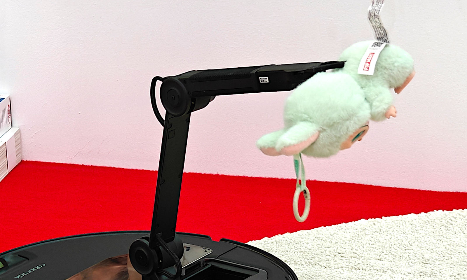 Roborock Saros Z70 pozbiera zabawki i skarpetki. Zobacz go w akcji