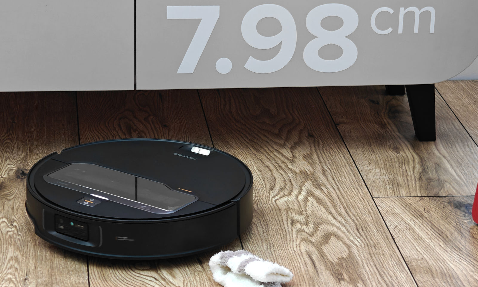 Roborock Saros Z70 pozbiera zabawki i skarpetki. Zobacz go w akcji