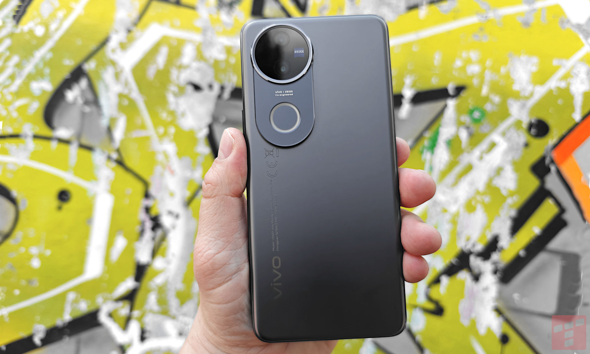 Vivo V50: aparat ZEISS, światło Aura i duża bateria (test)