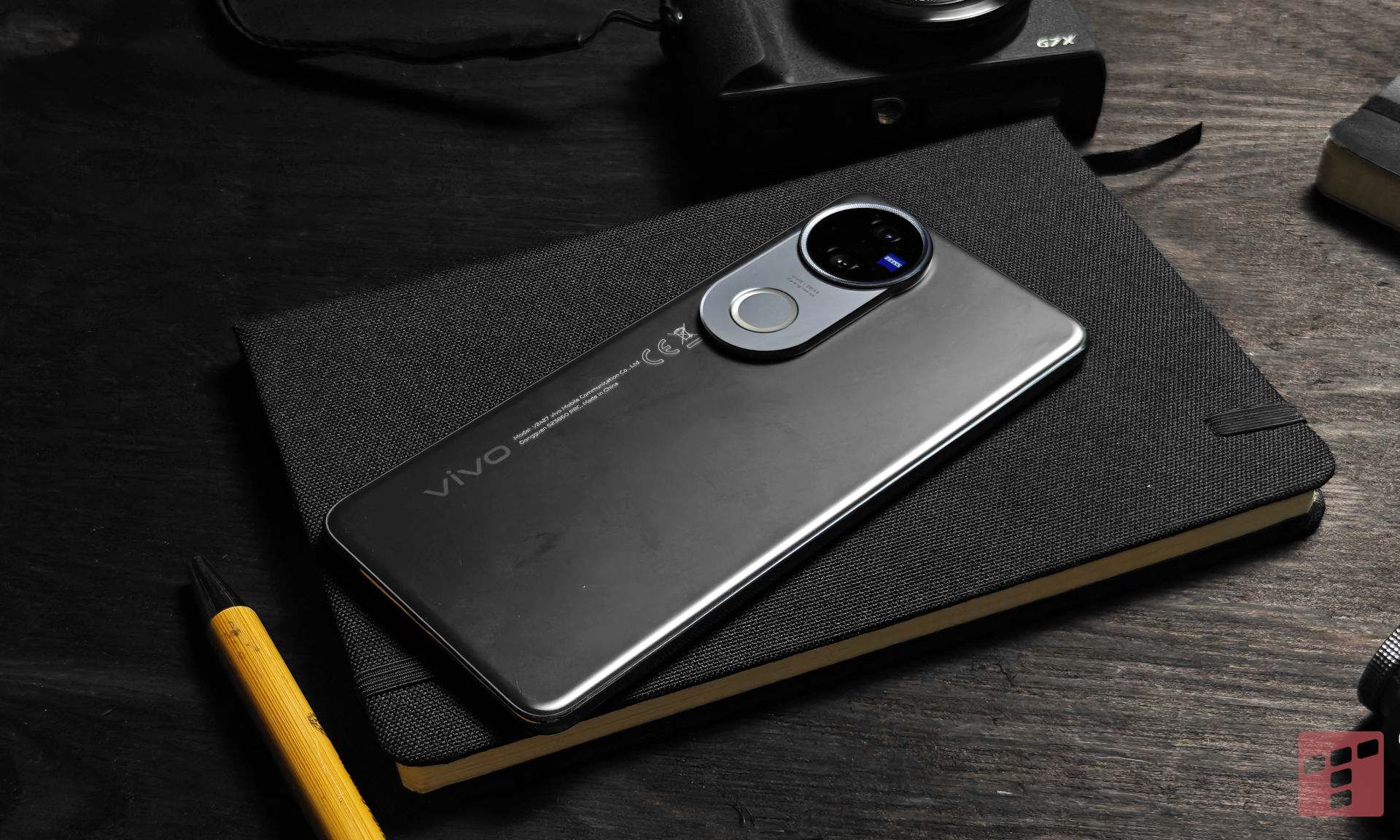 Vivo V50: aparat ZEISS, światło Aura i duża bateria (test)