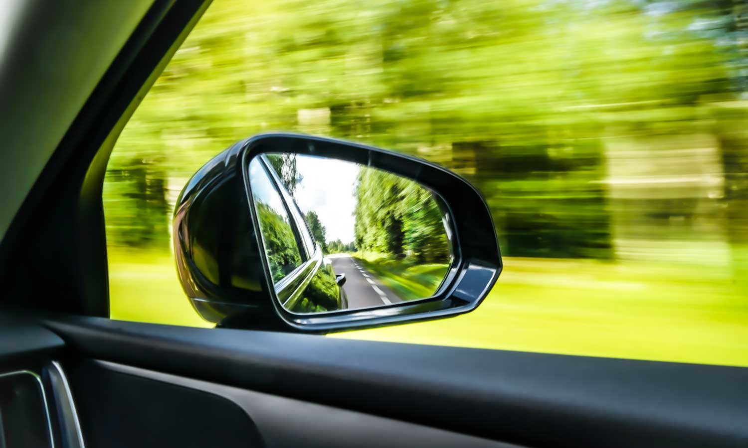 Oszustwo "na lusterko". Jeden typ kierowców łapie się najczęściej