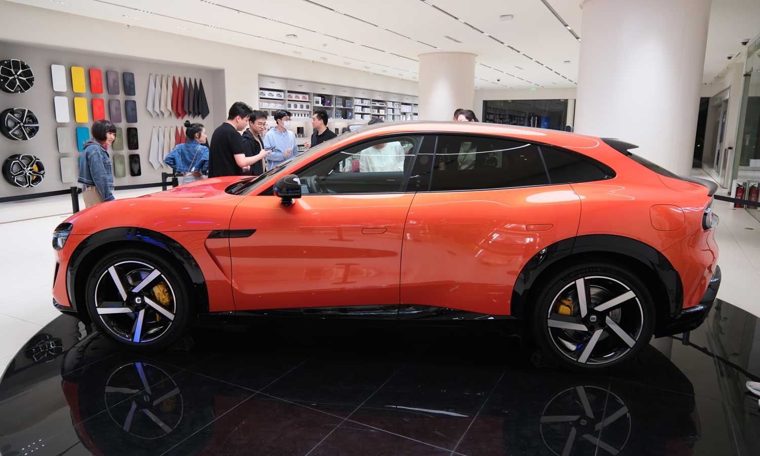 Prawie 300 tys. zamówień w godzinę. Tesla ma się kogo bać