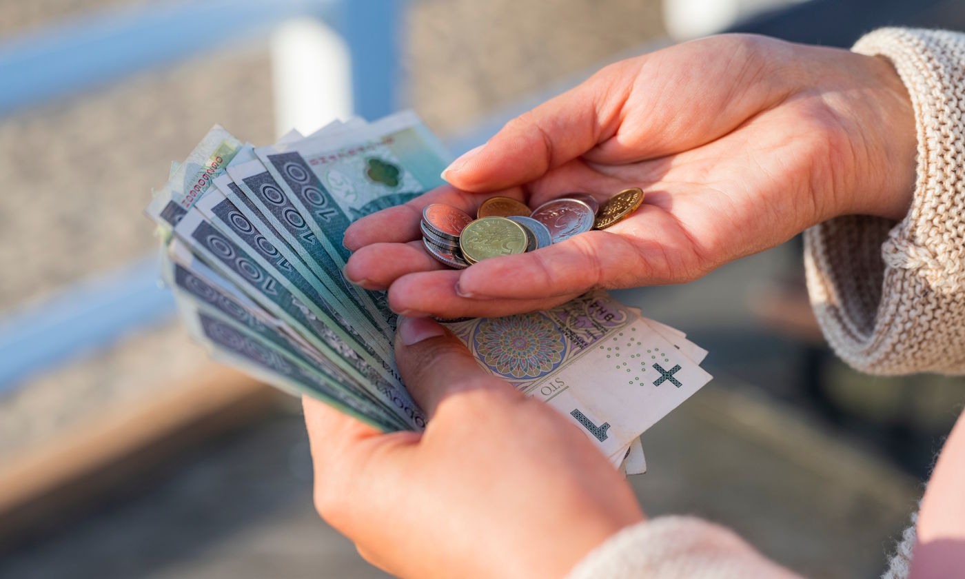 Rząd ogranicza Polakom dostęp do gotówki? Poseł domaga się wyjaśnień