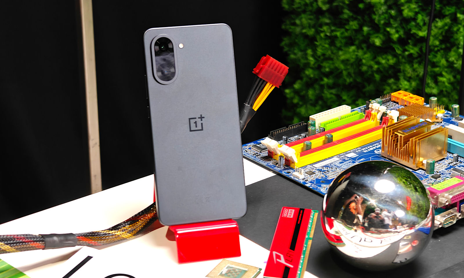 OnePlus Nord CE5 wchodzi do sprzedaży. Na start taniej
