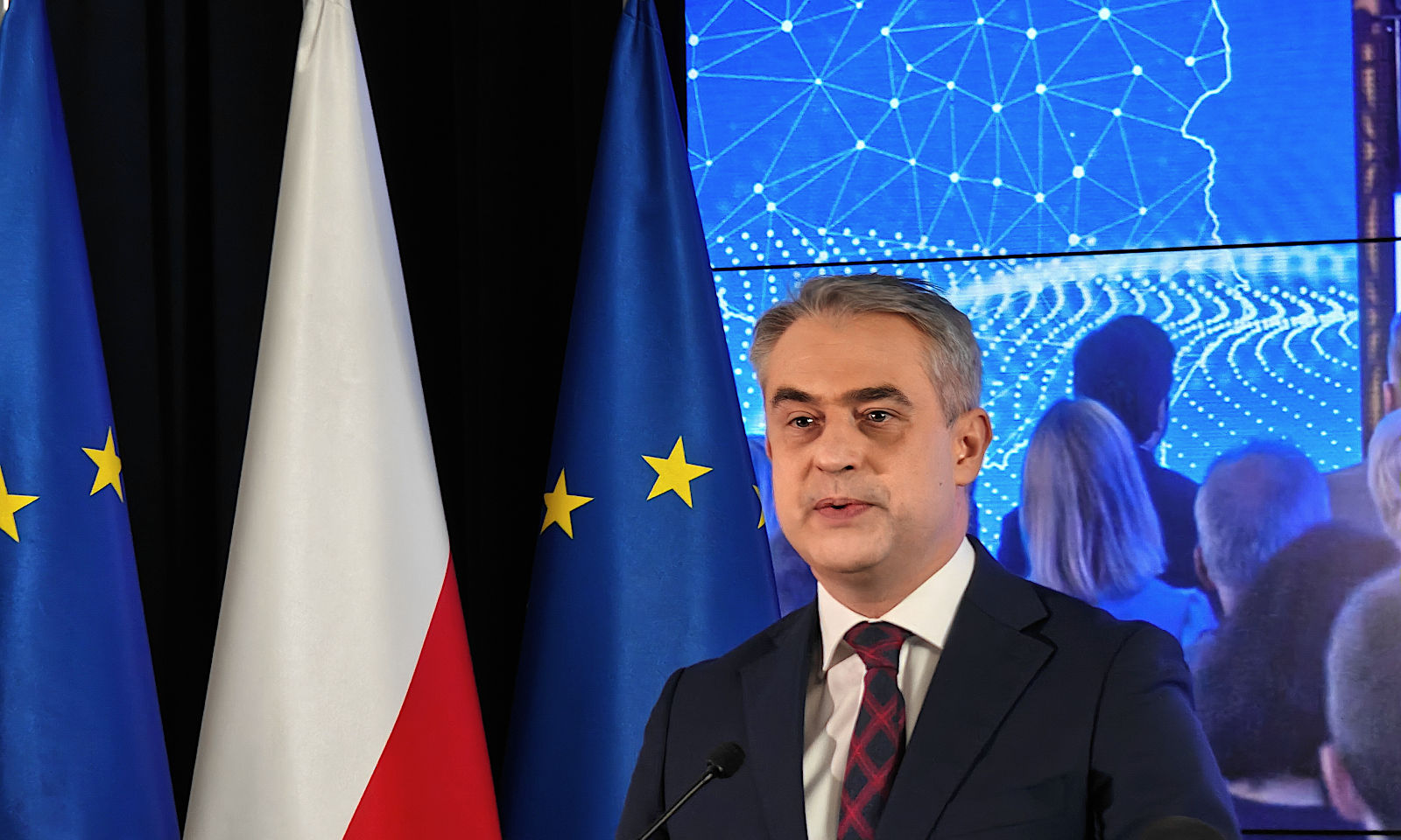 Urzędy w Polsce pożegnają papier. Od 2028 tylko cyfrowe dokumenty