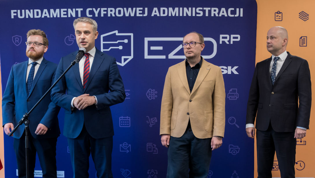Urzędy w Polsce pożegnają papier. Od 2028 tylko cyfrowe dokumenty