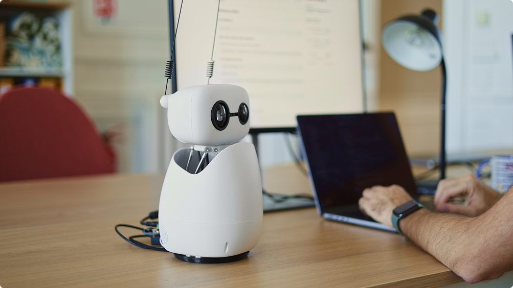 Reachy Mini to robot, który nauczy twoje dziecko programowania