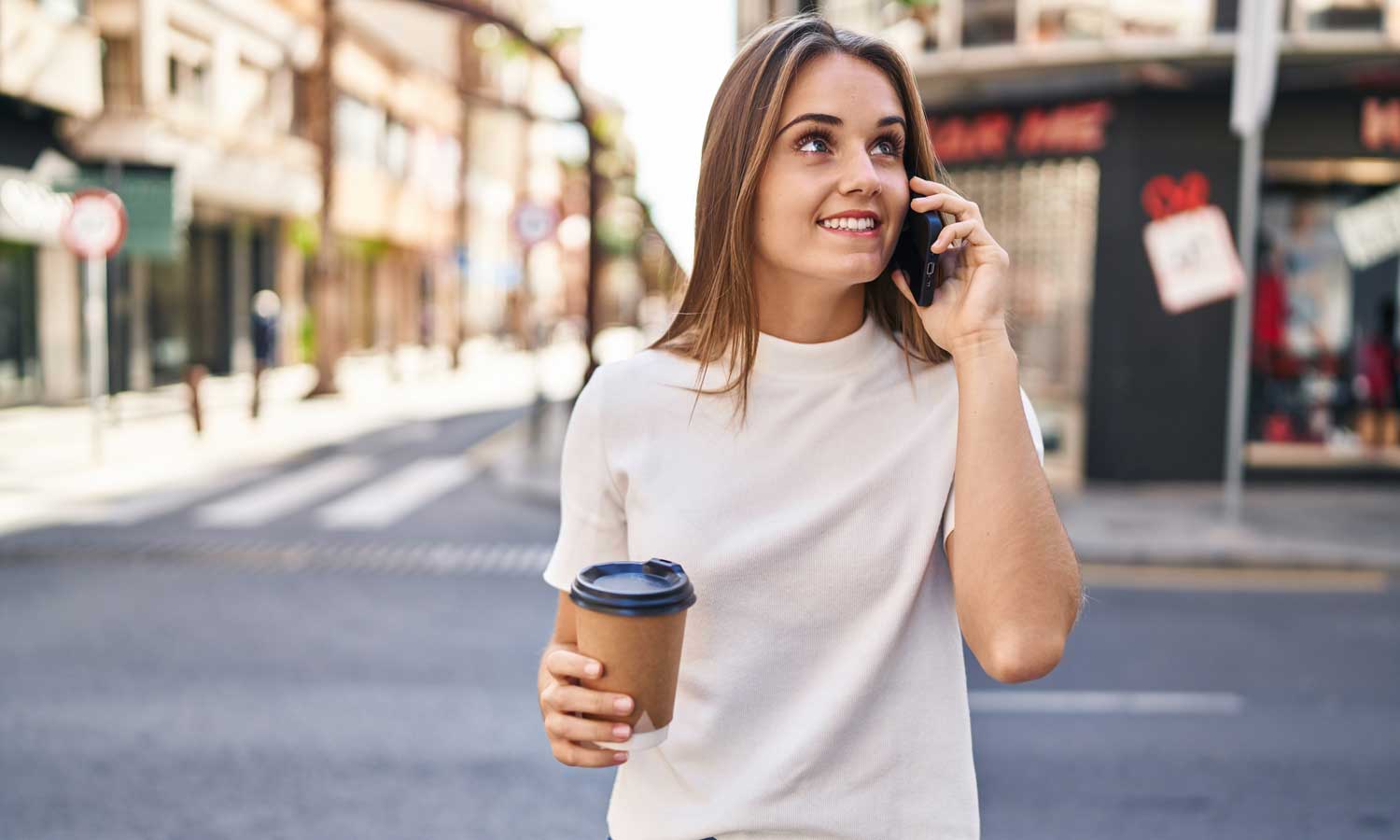 Koniec z mówieniem tego słowa podczas odbierania telefonu. Nowy trend