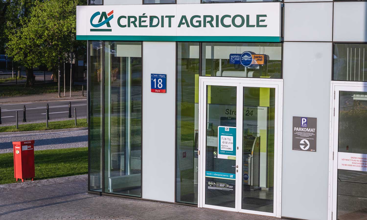 Kolejny duży bank odcina od pieniędzy. To idzie już wręcz lawinowo