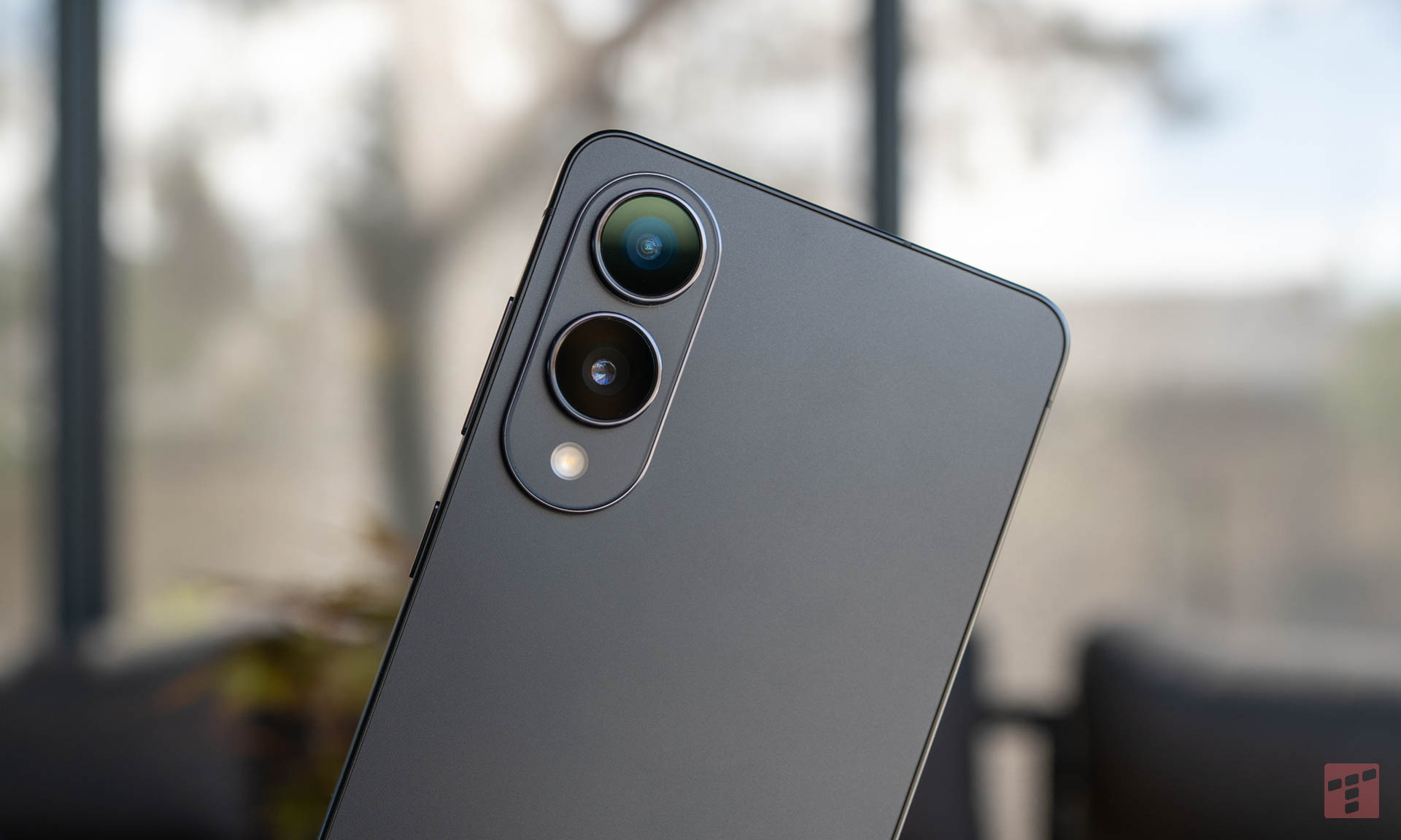 Galaxy S25 Edge vs Xperia 1 VII. Który telefon robi lepsze zdjęcia?