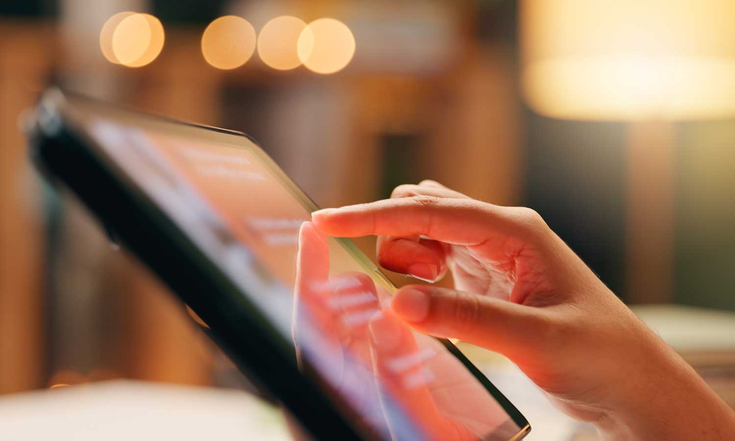 60 proc. osób tak robi na telefonie. "Proszę mi naprawić dziecko"