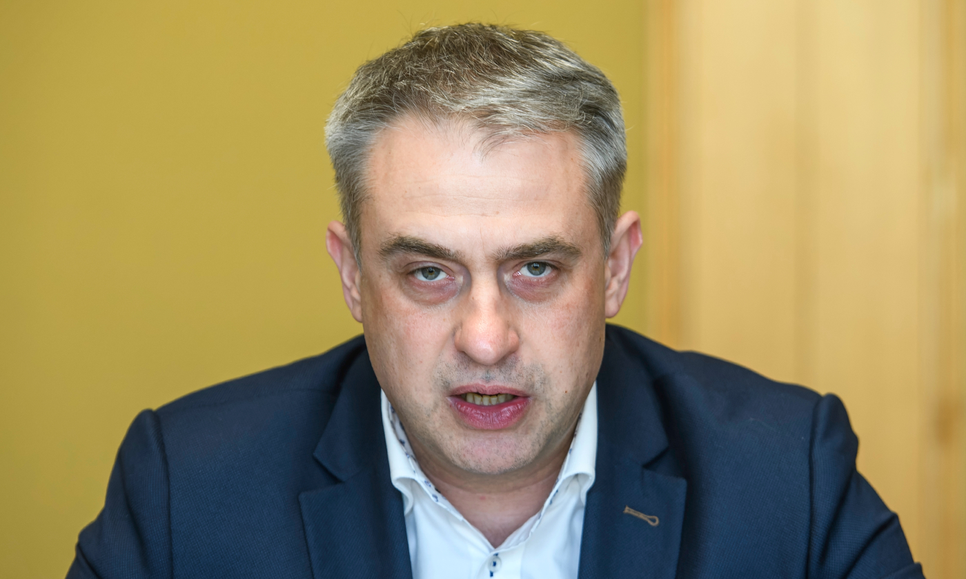 Firmy technologiczne okradają Polaków. Ostre słowa ministra cyfryzacji