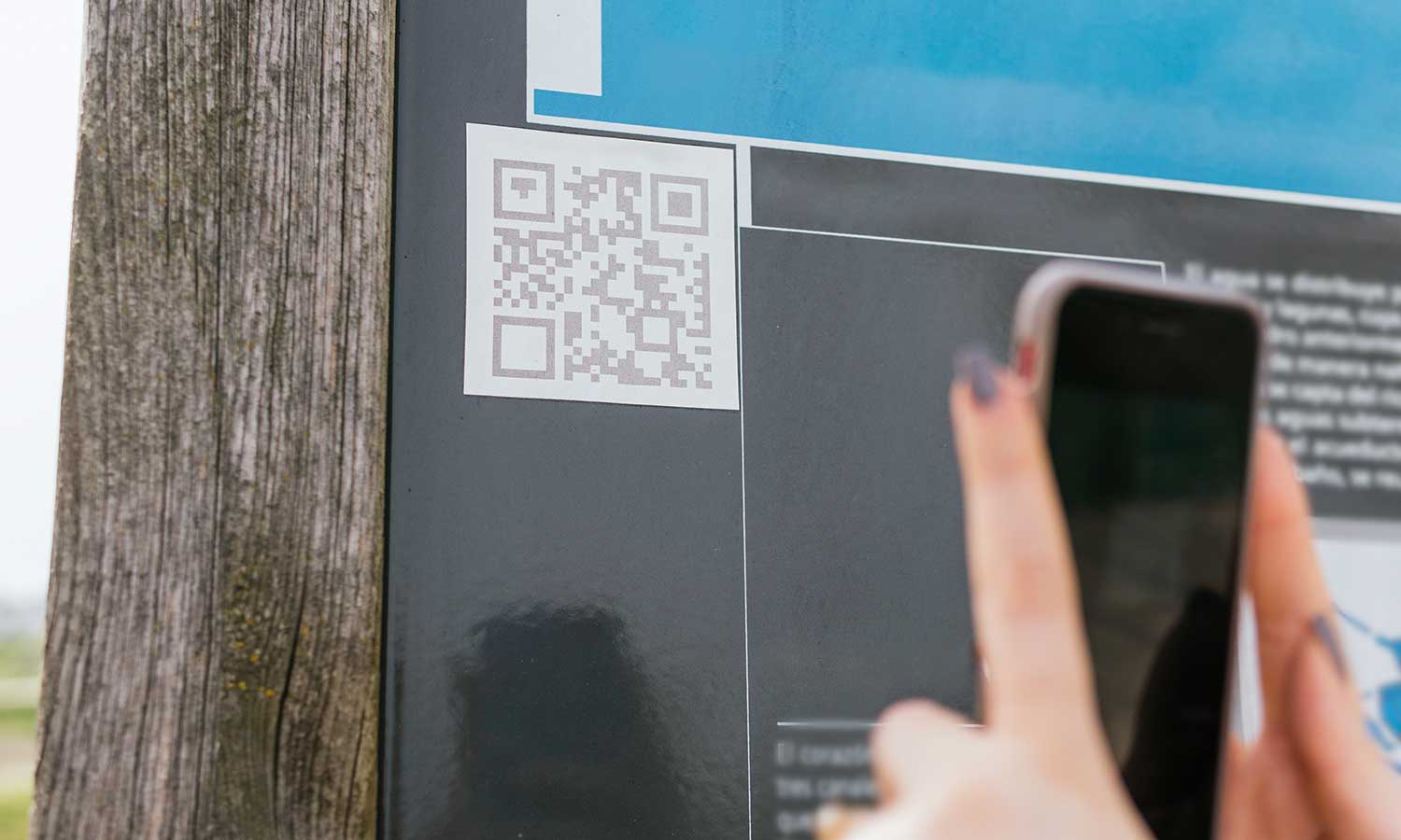 Nad polskim morzem pojawiły się kody QR. Zaraz przy wejściu na plażę